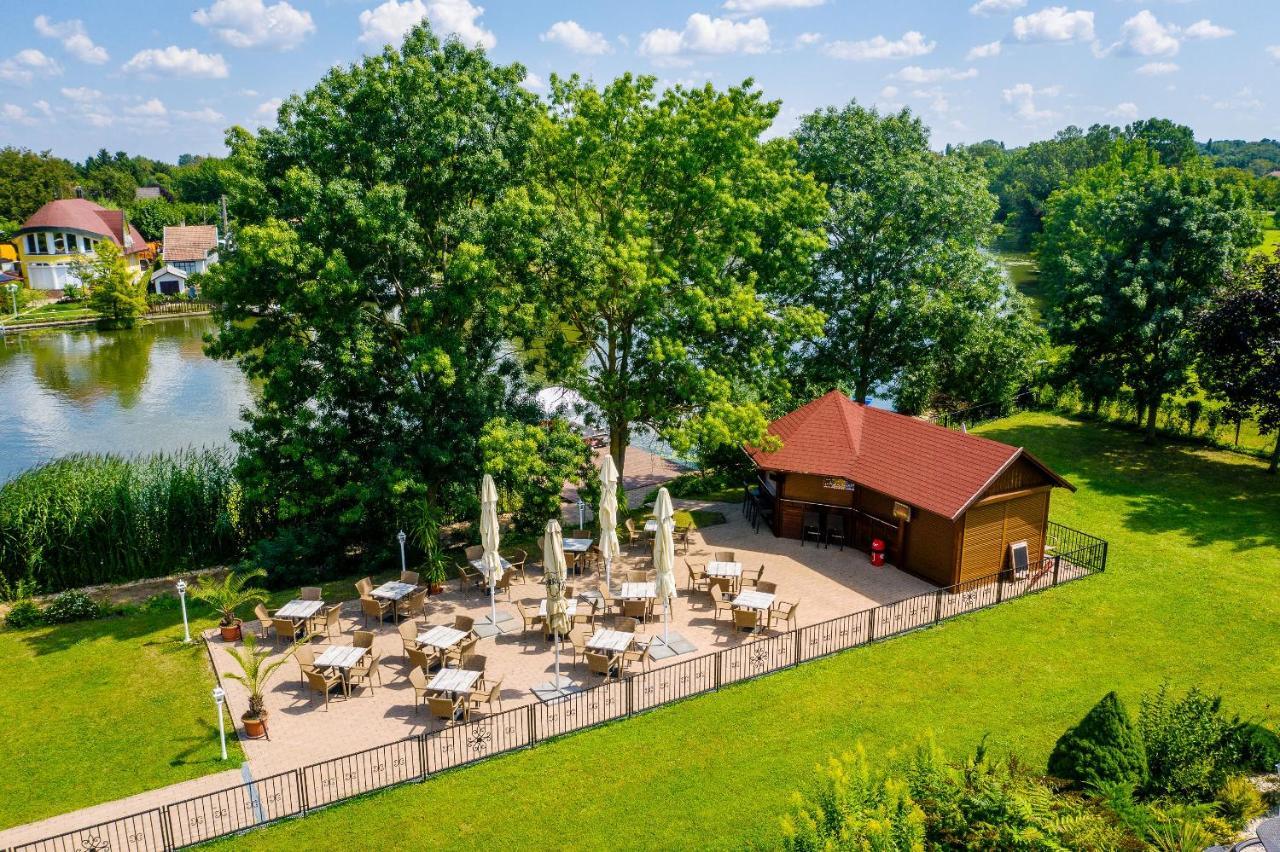 Appartement Aranyszarvas Panzio, Etterem Es Grillterasz Extérieur photo