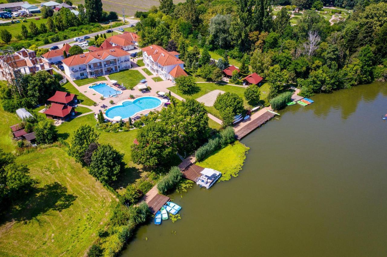 Appartement Aranyszarvas Panzio, Etterem Es Grillterasz Extérieur photo