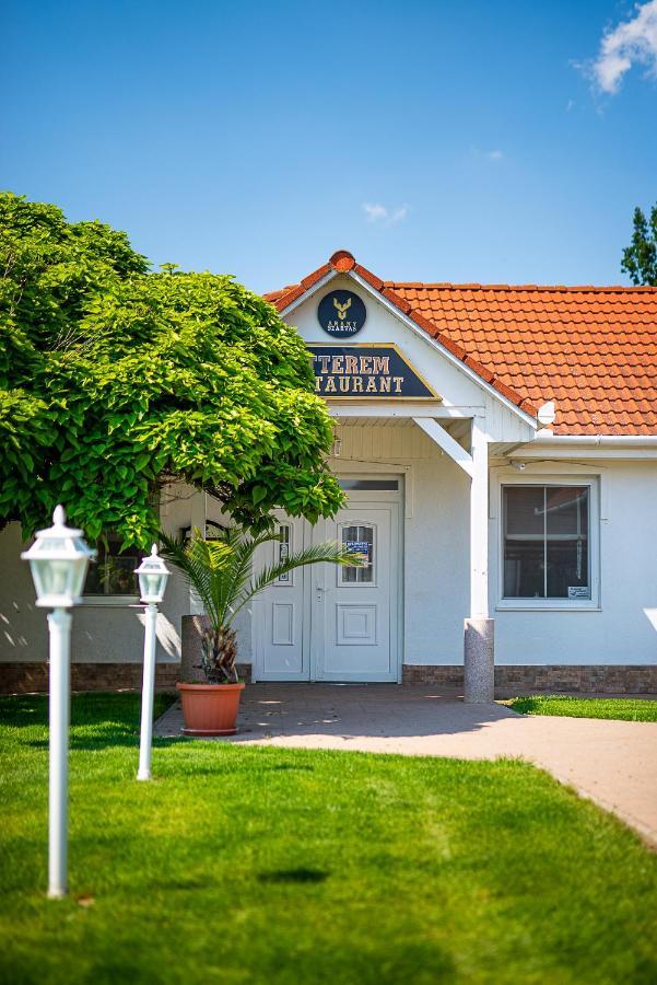 Appartement Aranyszarvas Panzio, Etterem Es Grillterasz Extérieur photo
