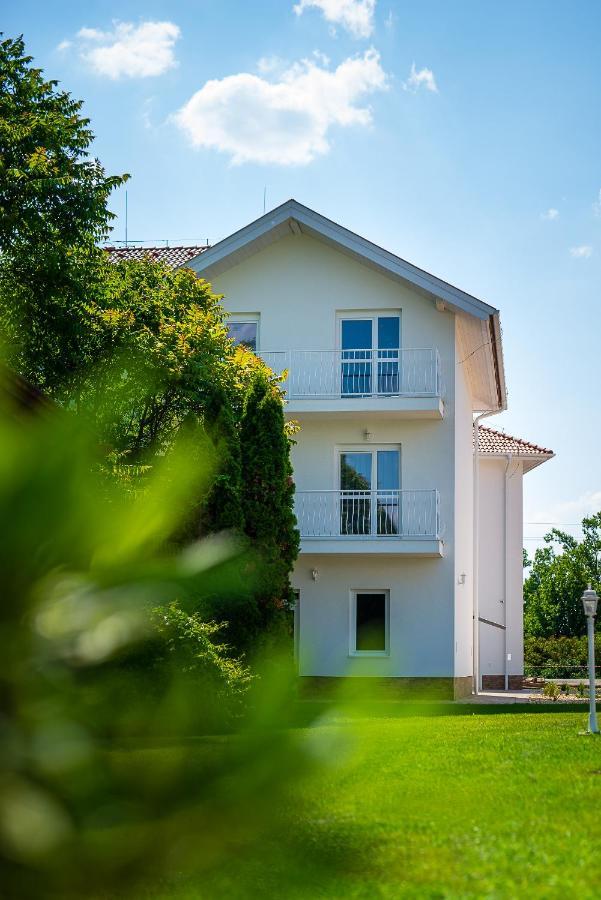 Appartement Aranyszarvas Panzio, Etterem Es Grillterasz Extérieur photo