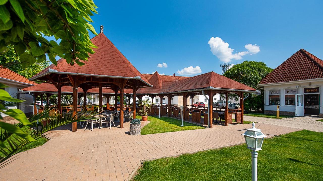 Appartement Aranyszarvas Panzio, Etterem Es Grillterasz Extérieur photo