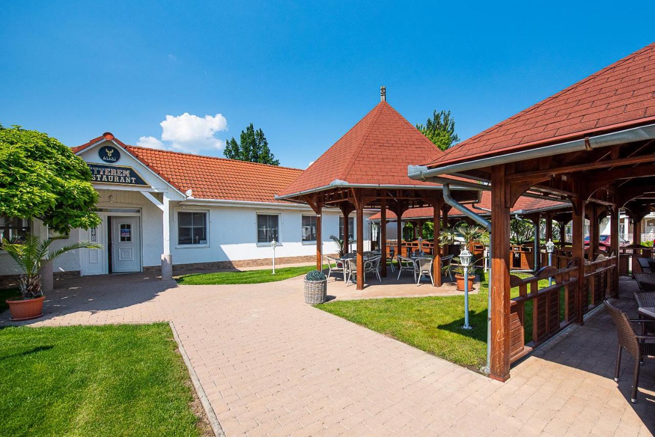 Appartement Aranyszarvas Panzio, Etterem Es Grillterasz Extérieur photo