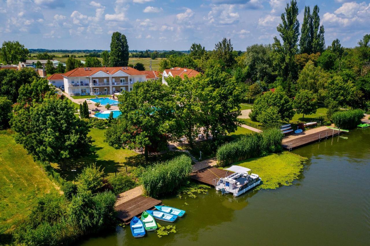 Appartement Aranyszarvas Panzio, Etterem Es Grillterasz Extérieur photo
