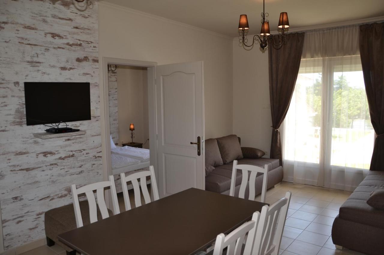 Appartement Aranyszarvas Panzio, Etterem Es Grillterasz Extérieur photo