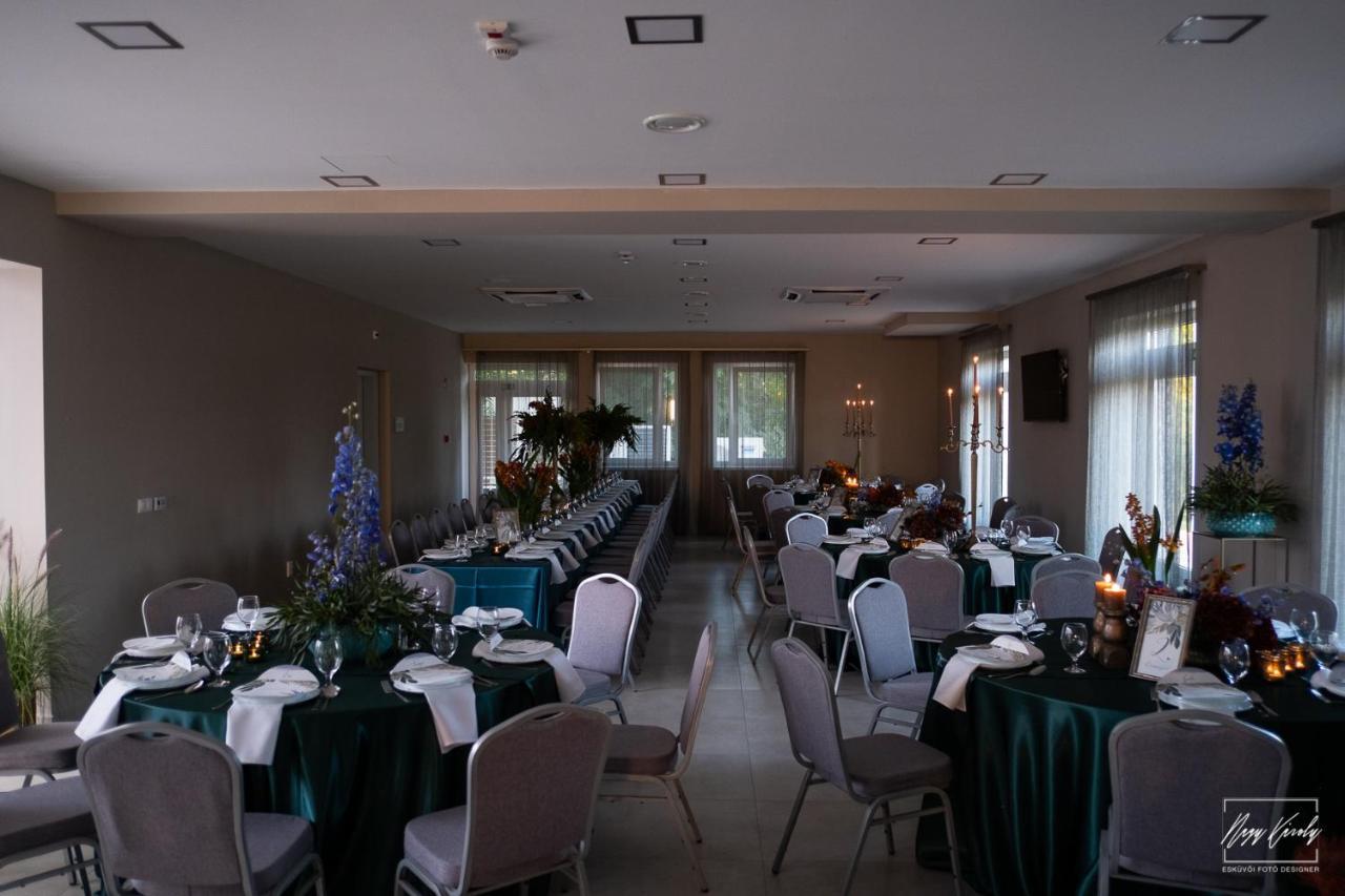 Appartement Aranyszarvas Panzio, Etterem Es Grillterasz Extérieur photo
