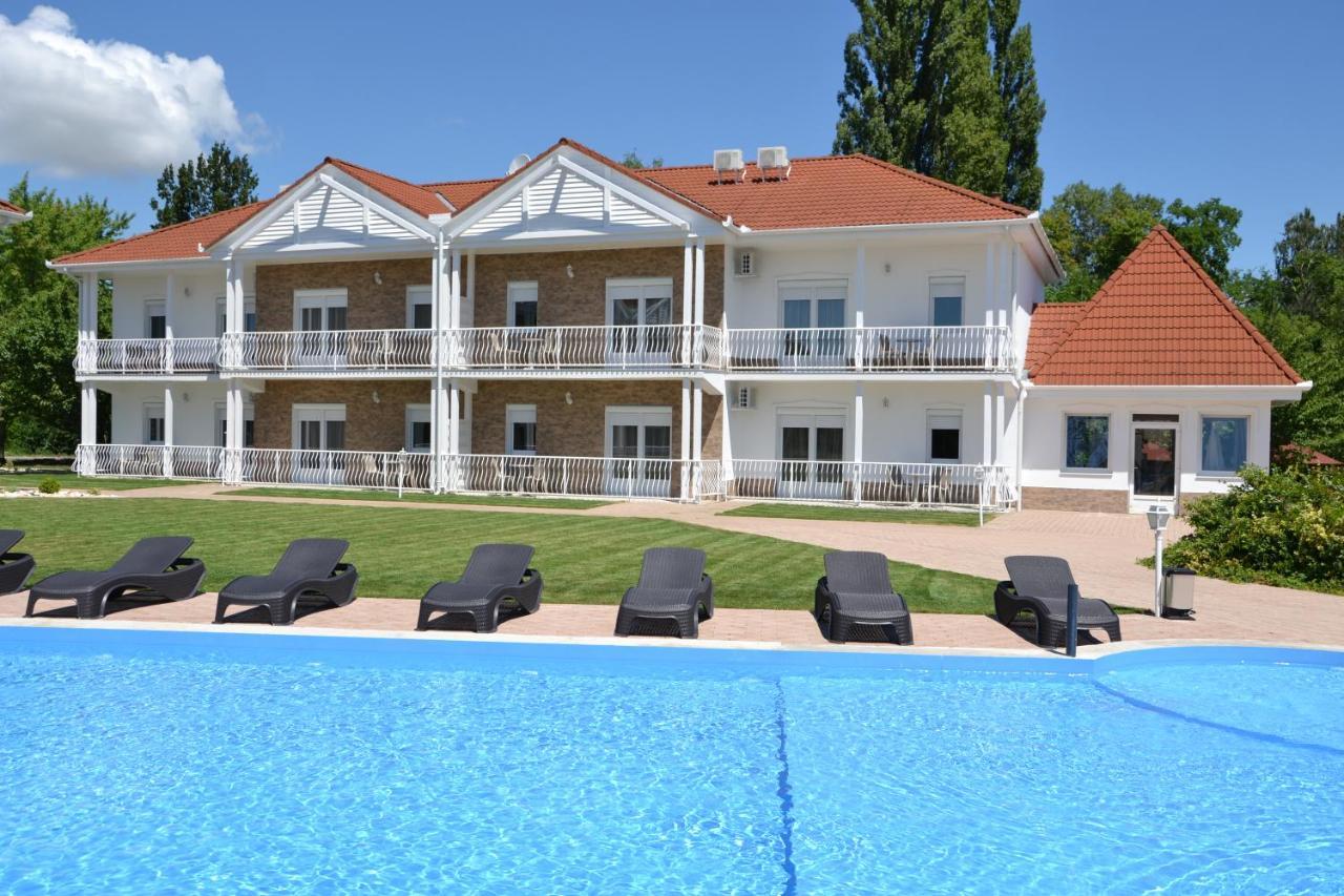 Appartement Aranyszarvas Panzio, Etterem Es Grillterasz Extérieur photo