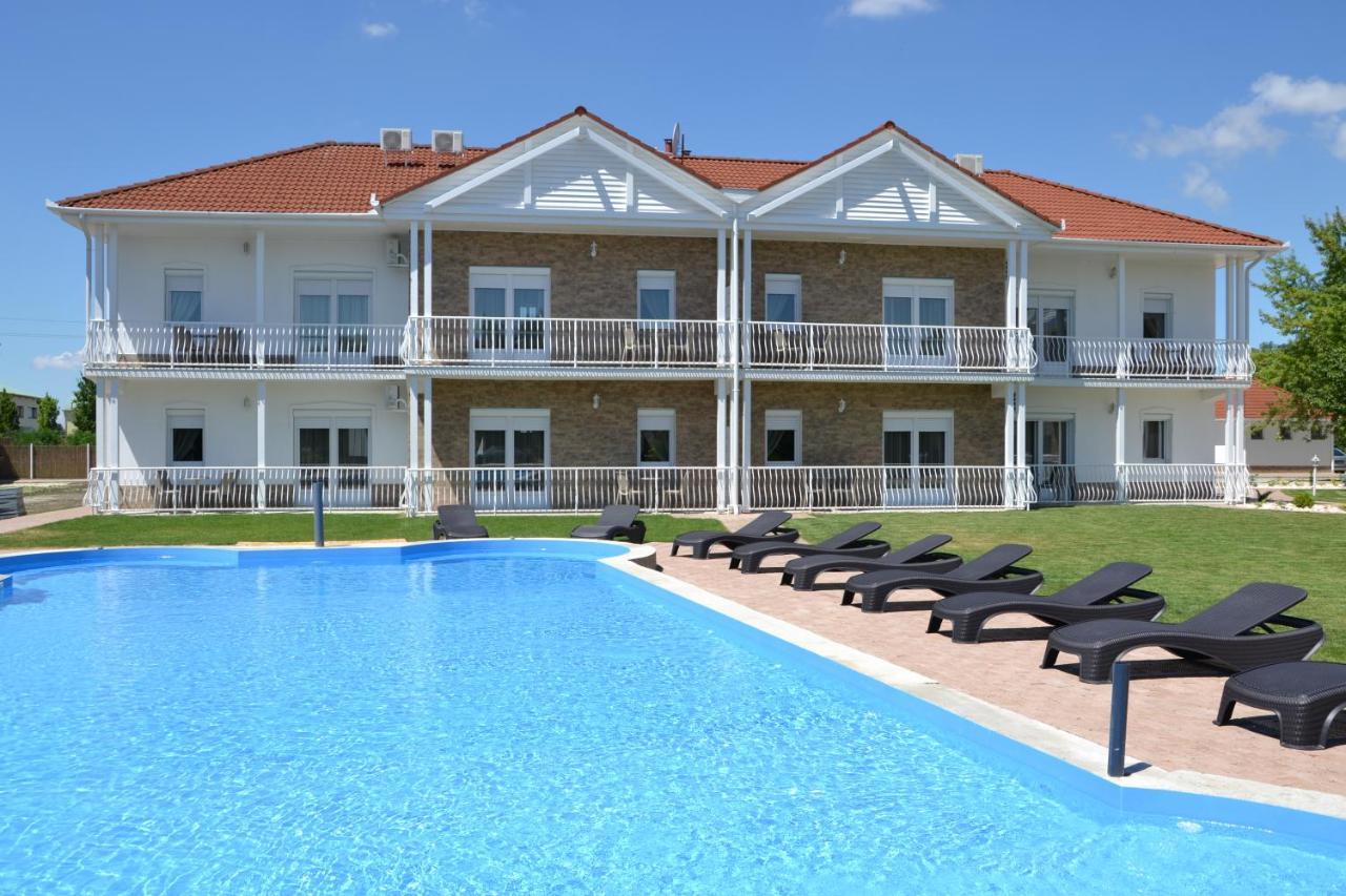 Appartement Aranyszarvas Panzio, Etterem Es Grillterasz Extérieur photo