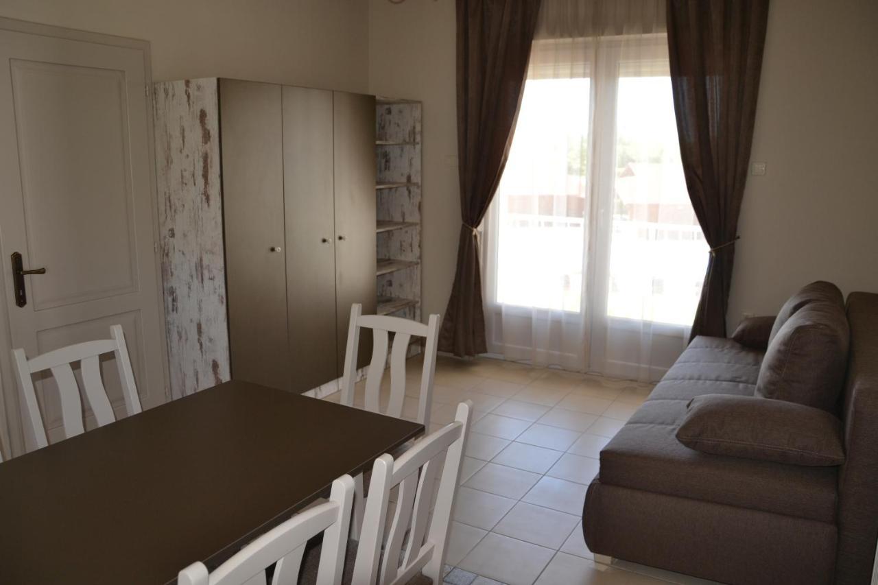 Appartement Aranyszarvas Panzio, Etterem Es Grillterasz Extérieur photo