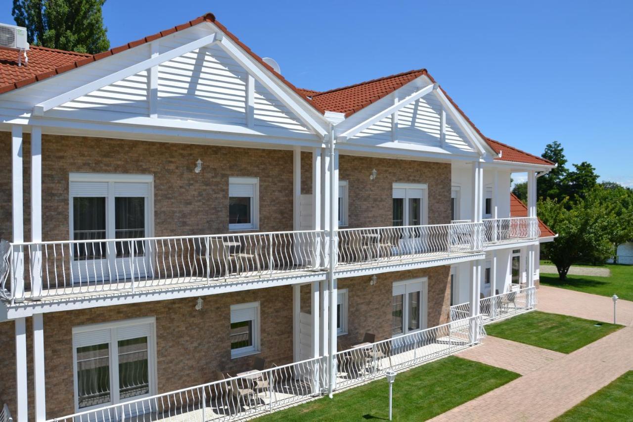 Appartement Aranyszarvas Panzio, Etterem Es Grillterasz Extérieur photo