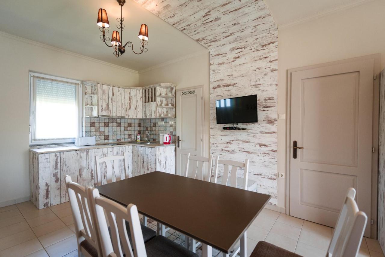 Appartement Aranyszarvas Panzio, Etterem Es Grillterasz Extérieur photo