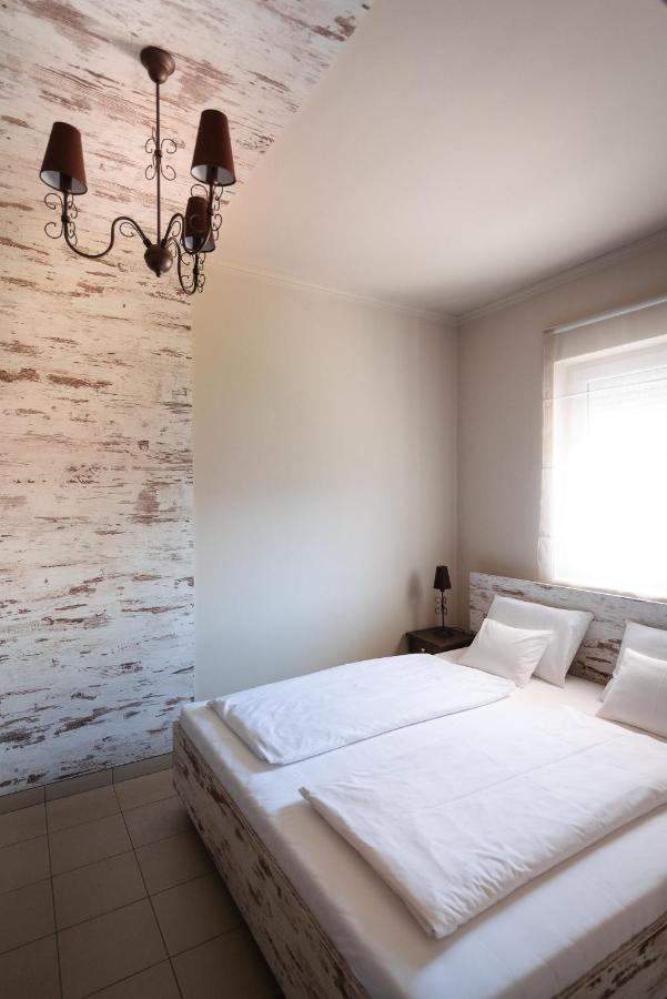 Appartement Aranyszarvas Panzio, Etterem Es Grillterasz Extérieur photo